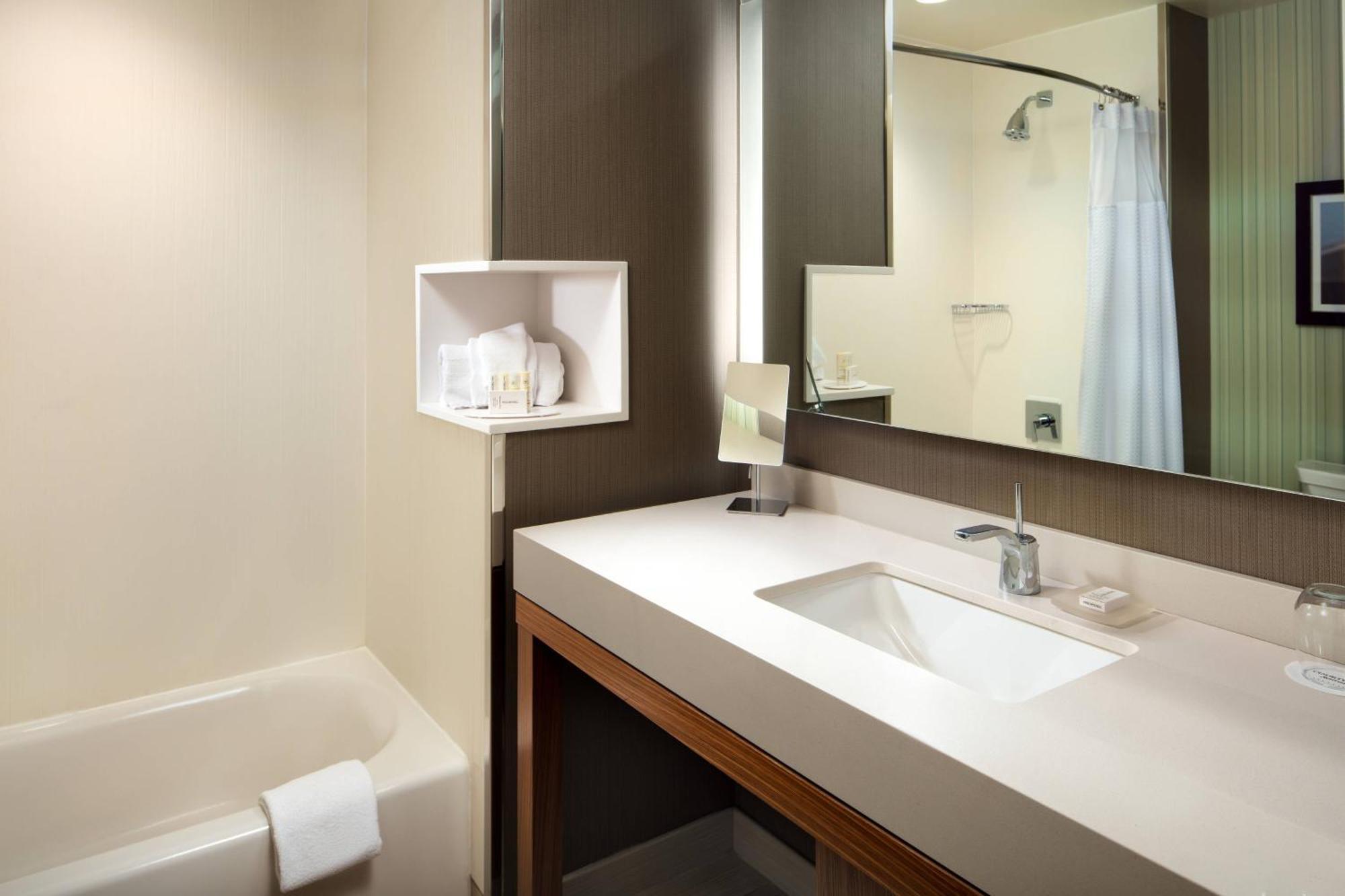 Отель Courtyard By Marriott Erie Bayfront Экстерьер фото