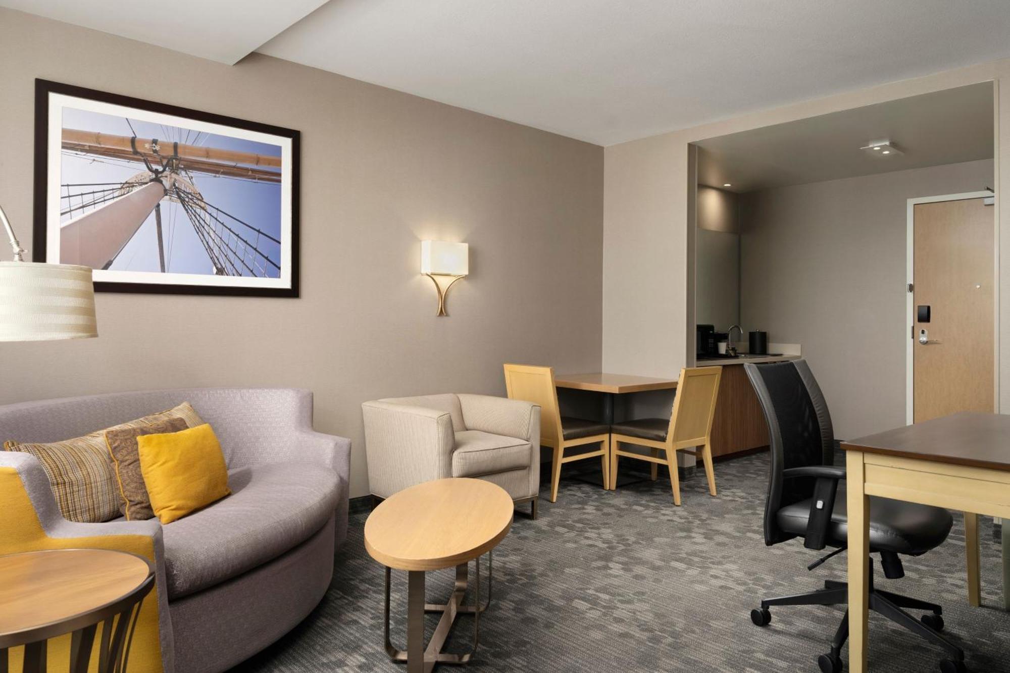 Отель Courtyard By Marriott Erie Bayfront Экстерьер фото
