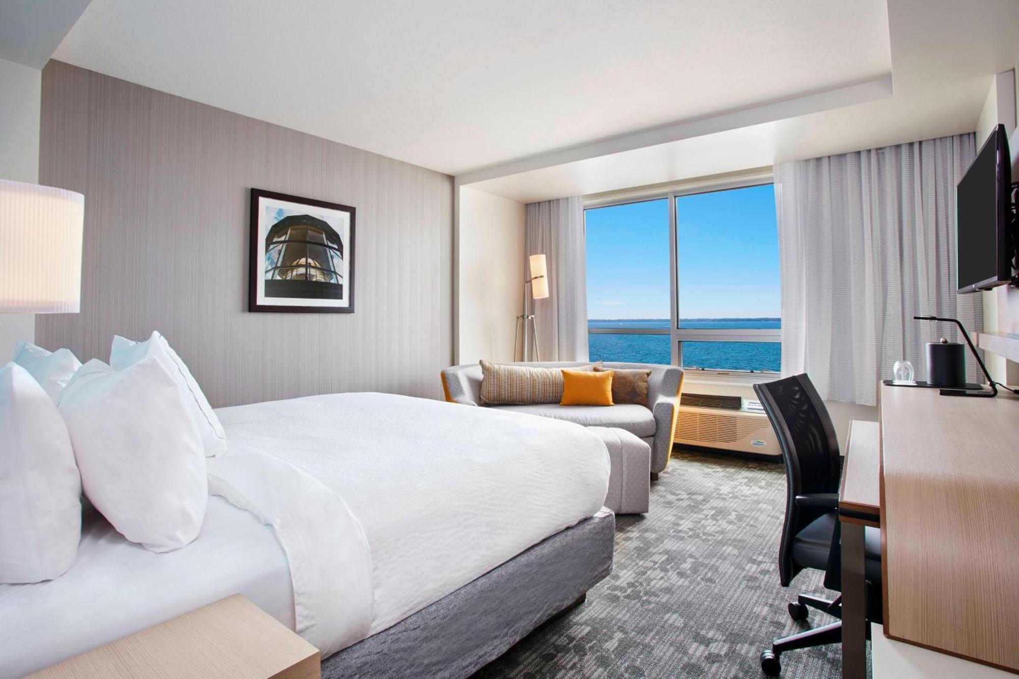 Отель Courtyard By Marriott Erie Bayfront Экстерьер фото