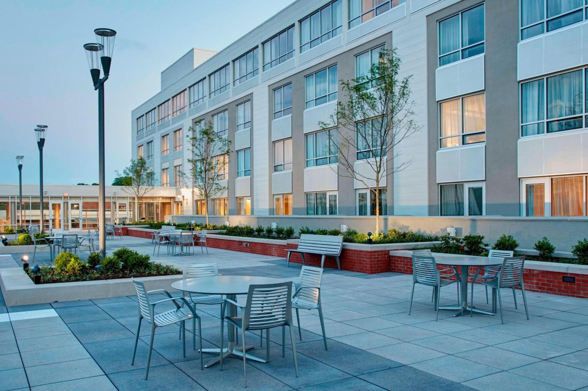 Отель Courtyard By Marriott Erie Bayfront Экстерьер фото