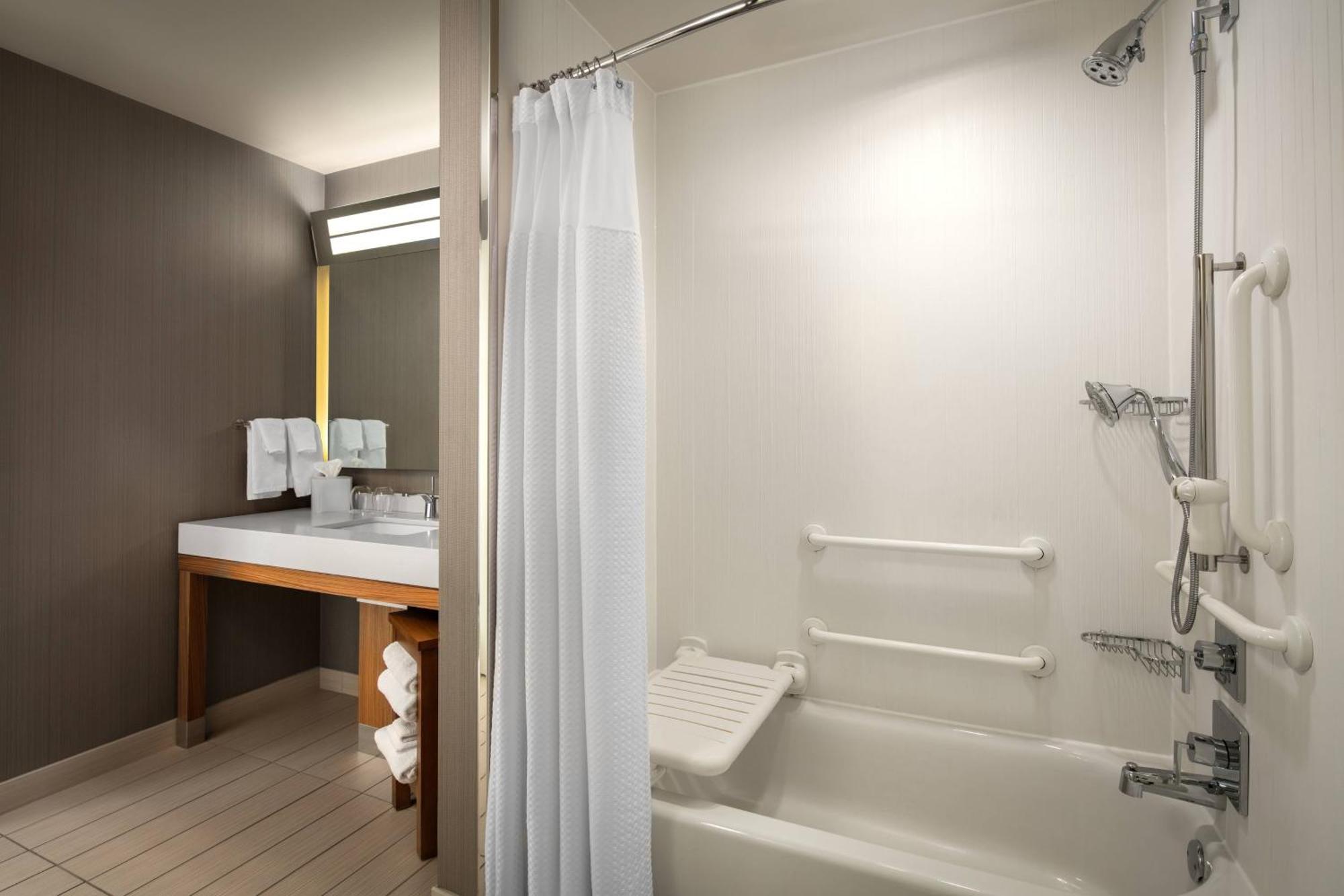 Отель Courtyard By Marriott Erie Bayfront Экстерьер фото