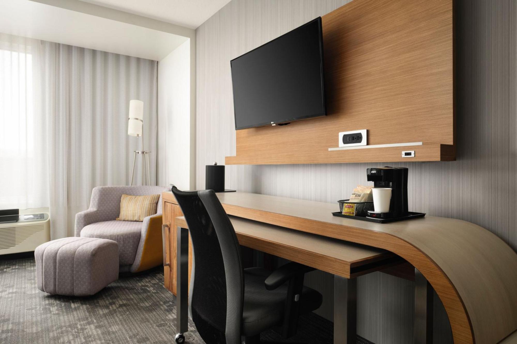 Отель Courtyard By Marriott Erie Bayfront Экстерьер фото