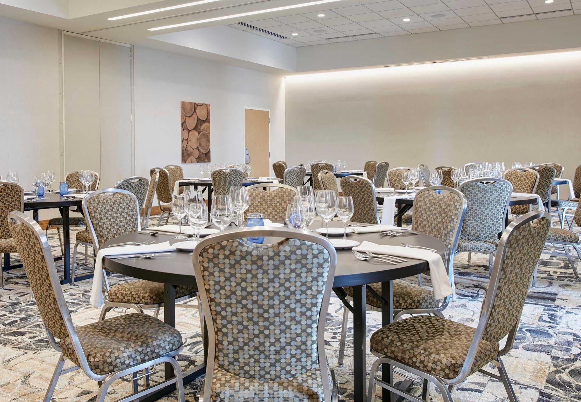 Отель Courtyard By Marriott Erie Bayfront Экстерьер фото